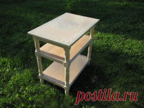 Осваиваем простые техники окрашивания и декорирования лакированного столика 

Этот мастер-класс я подготовила специально для новичков в «покрасочном деле». Кажется, вроде что уж тут особенно сложного — взял и покрасил стол, стул, дверь... Но вдруг оказывается, что краска, кот…