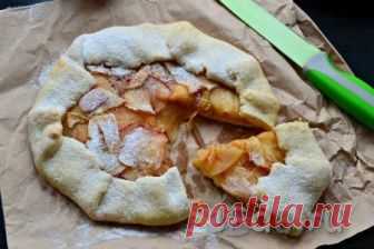 Галета с яблоками Галета - это французский открытый пирог, который готовят из тонкого теста с различными начинками, как сладкими, так и несладкими. Предлагаю вам попробовать очень вкусную галету с яблоками, которая готовится просто и быстро из песочного теста. Галету можно подать к вечернему чаю для своих родных или