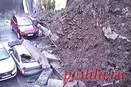 Четыре машины раздавило рухнувшей стеной в российском городе. В Кисловодске четыре автомобиля раздавило рухнувшей стеной. Внимание на случившееся в российском городе обратил Telegram-канал Baza. Об инциденте у здания на Промышленной улице стало известно в понедельник, 24 июля. Известно, что обвалившаяся стена держала газовую трубу.