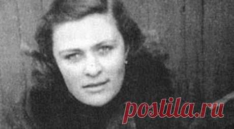 Наталья Андросова: единственная выжившая в СССР княжна рода Романовых Наталья Николаевна Андросова была последней из представителей царского рода Романовых, оставшихся на родине. Она жила в СССР, а затем в России до конца своих дней. Тем не менее прославилась Андросова вовсе не благодаря происхождению. Напротив, долгое время ей пришлось скрывать свое родство с императорской семьей.