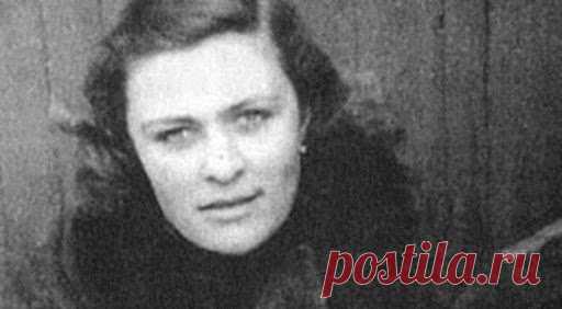 Наталья Андросова: единственная выжившая в СССР княжна рода Романовых Наталья Николаевна Андросова была последней из представителей царского рода Романовых, оставшихся на родине. Она жила в СССР, а затем в России до конца своих дней. Тем не менее прославилась Андросова вовсе не благодаря происхождению. Напротив, долгое время ей пришлось скрывать свое родство с императорской семьей.