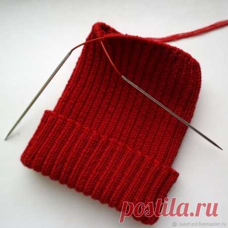 Вяжем шапку-резинку с небанальной макушкой. 

Автор Sanzhyul

Сложность: средняя 
Время работы: 1 день 
Материалы: пряжа, круговые спицы, чулочные спицы, маркеры, дополнительная спица 

1. Наберите на круговые спицы №3 112, 128 или 144 петли (для шапки на ОГ=56-58 см). Вы можете менять количество петель с шагом 16 пет. Это зависит от вашей плотности вязания и размера будущей шапки! 

С чем это связано? Если внимательно посмотреть на макушку, то вы увидите 4 декоративных до...