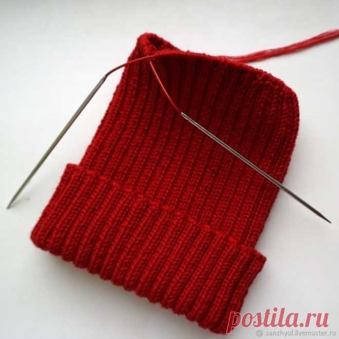 Вяжем шапку-резинку с небанальной макушкой. 

Автор Sanzhyul

Сложность: средняя 
Время работы: 1 день 
Материалы: пряжа, круговые спицы, чулочные спицы, маркеры, дополнительная спица 

1. Наберите на круговые спицы №3 112, 128 или 144 петли (для шапки на ОГ=56-58 см). Вы можете менять количество петель с шагом 16 пет. Это зависит от вашей плотности вязания и размера будущей шапки! 

С чем это связано? Если внимательно посмотреть на макушку, то вы увидите 4 декоративных до...