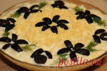 ​Салат с копченой курицей и грибами Ингредиенты:
Курица копченая &mdash; 250 гГрибы &mdash; 250 г&nbsp;Яйца &mdash; 2 шт.&nbsp;Лук репчатый &mdash; 1 шт.&nbsp;Картофель &mdash; 2-3 шт.&nbsp;Маслины &mdash; по вкусу&nbsp;Соль &mdash; по вкусу&nbsp;Перец &mdash; по вкусу&nbsp;Масло растительное &mdash; 50 мл&nbsp;Майонез или...