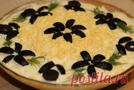 ​Салат с копченой курицей и грибами Ингредиенты:
Курица копченая &mdash; 250 гГрибы &mdash; 250 г&nbsp;Яйца &mdash; 2 шт.&nbsp;Лук репчатый &mdash; 1 шт.&nbsp;Картофель &mdash; 2-3 шт.&nbsp;Маслины &mdash; по вкусу&nbsp;Соль &mdash; по вкусу&nbsp;Перец &mdash; по вкусу&nbsp;Масло растительное &mdash; 50 мл&nbsp;Майонез или...