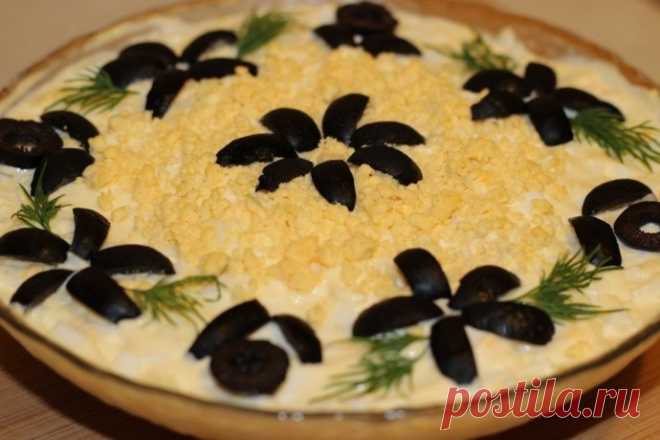 ​Салат с копченой курицей и грибами Ингредиенты:
Курица копченая — 250 гГрибы — 250 г Яйца — 2 шт. Лук репчатый — 1 шт. Картофель — 2-3 шт. Маслины — по вкусу Соль — по вкусу Перец — по вкусу Масло растительное — 50 мл Майонез или...