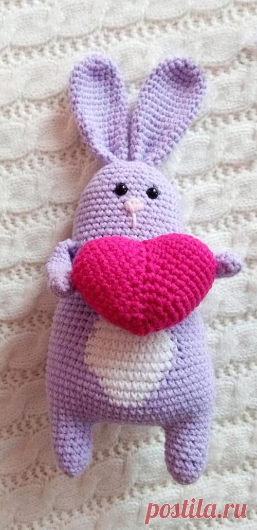 PDF Зайчик Лавчик крючком. FREE crochet pattern; Аmigurumi animal patterns. Амигуруми схемы и описания на русском. Вязаные игрушки и поделки своими руками #amimore - заяц, зайчик, кролик, зайчонок, зайка, крольчонок.