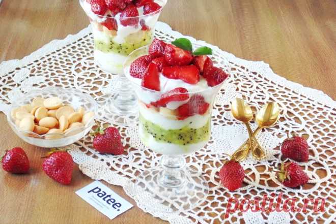 Десерт с клубникой и киви Киви по вкусу напоминает клубнику и это одна из причин, по которой этот фрукт отлично сочетается с одной из самых вкусных и полезных ягод. Предлагаю вашему вниманию очень простой, но необычайно вкусный десерт, приготовить который можно за считанные минуты. Понадобится еще сметана, сахарная пудра и печенье. Сметану можно заменить жирными сливками. Из указанных ингредиентов получается две большие порции десерта.
