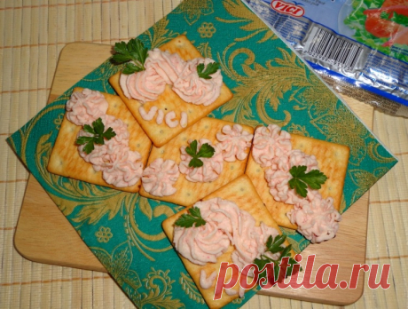Закуска на крекерах с крабовыми палочками - Простые рецепты Овкусе.ру