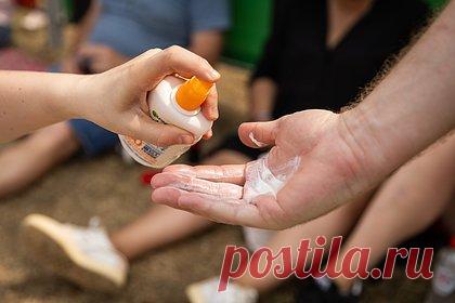 Врач перечислила правила ухода за кожей в жару. Врач Александра Чистякова рассказала, почему в жару перед выходом на улицу необходимо покрывать защитным кремом все отрытые участки тела, в том числе ладони. По ее словам, крем с SPF-фильтром не только защищают кожу от воздействия ультрафиолета, но и продлевает ее молодость.