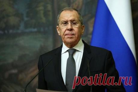 Лавров обвинил Запад в круглосуточном поиске способов сдерживания России. Глава МИД РФ Сергей Лавров обвинил Запад в том, что он вместо диалога с Россией круглосуточно ищет способы ее сдерживания. Министр иностранных дел подчеркнул, что Москва по-прежнему готова к сотрудничеству на основах равноправия и с учетом российских интересов, в том числе с целью ядерного сдерживания.