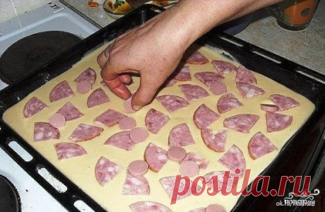 БЫСТРАЯ и ВКУСНЕЙШАЯ Пицца 
Чтобы не потерять рецепт, жмите "Класс!", а потом "Поделиться". Рецепт всегда будет на вашей стене в Одноклассники. ☛☛
Дорогие мои читатели. Я приготовила ее первый раз и когда ПОПРОБОВАЛА. то поняла. что я уже не смогу больше ее не ГОТОВИТЬ. Она на столько ВКУСНАЯ и ПРОСТАЯ .что когда ее ешь, понимаешь что это ВКУСНЯТИНА. Приготовьте и все ПОЙМЕТЕ сами. 
Ингредиенты:
 Яйца — 2 Штуки
 Майонез — 3 Ст. ложки 
Мука — 3 Ст. ложки
 Колбаса — 150 Грамм 
Лук — 1/2 Штуки
 Пом