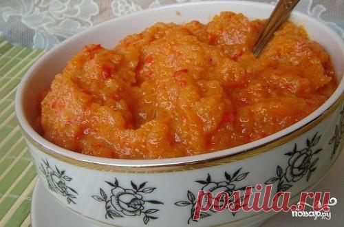 Кабачковая икра с майонезом
ИНГРЕДИЕНТЫ: 
кабачок уже очищенный - 3 кг.
 лук репчатый - 0.500 кг
 майонез - 0,250 кг(берите большей жирности). 
том. паста - 0,250 кг.
 раст. масло - 0,150 кг. 
сахар - 0,5 стакана. 
соль - 2 ст. ложки. 
перец чёрный молотый - 0,5 чайной ложки. 
лавровый лист 2 шт. 

СПОСОБ ПРИГОТОВЛЕНИЯ: 
Кабачки и лук пропускаем через мясорубку. Добавляем майонез, томатную пасту, масло - всё перемешиваем и варим 1 час. 
Затем добавляем соль. сахар. перец, ...