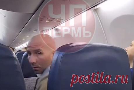 Россиянин угрожал «вырубить» полицейского на рейсе в Сочи и попал на видео. Россиянин в самолете угрожал сотруднику полиции и едва не сорвал рейс из Перми в Сочи. Инцидент попал на видео. На размещенных в сети кадрах страж правопорядка просит пассажира встать со своего места и выйти из самолета, а дебошир начинает в ответ кричать: «Я тебя сейчас вырублю!».