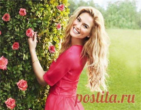 Назло врагам — живу прекрасно!
Назло годам — я буду молодой!
Гоню из дому вон несчастья!
И все придет само собой.