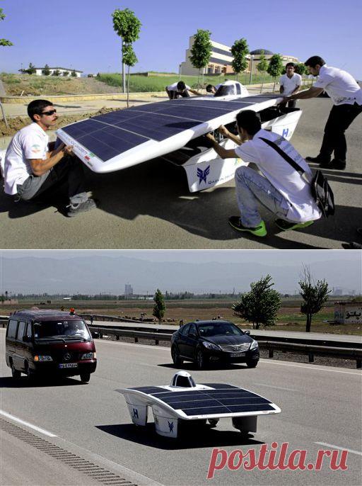 Иранские студенты готовят автомобиль к солнечной гонке