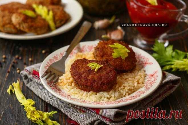 Сочные котлеты с манкой Как только ни ухищряются хозяйки, чтобы приготовить сочные котлеты! Трут в фарш сырой картофель, добавляют колотый лед, сало, овсяные хлопья и даже измельченную капусту. Вот и я пришла к вам с «секретным» ингредиентом вкусных котлет – манкой.