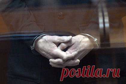 Фигурант дела об убийстве бывшего охранника Кадырова получил шесть лет колонии. Влиятельного криминального авторитета Артура Денисултанова по прозвищу Динго суд отправил на шесть лет в колонию общего режима. В марте прошлого года он попался на афере с крупной суммой денег, лишив бизнесмена 37 миллионов рублей. Его подельник будет отбывать наказание в колонии строгого режима.