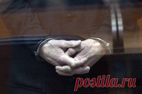 Фигурант дела об убийстве бывшего охранника Кадырова получил шесть лет колонии. Влиятельного криминального авторитета Артура Денисултанова по прозвищу Динго суд отправил на шесть лет в колонию общего режима. В марте прошлого года он попался на афере с крупной суммой денег, лишив бизнесмена 37 миллионов рублей. Его подельник будет отбывать наказание в колонии строгого режима.