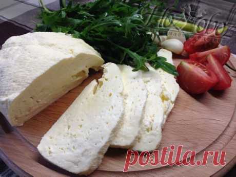 Домашняя брынза
Очень быстрый и легкий способ приготовления вкусной домашней брынзы.
Состав:
-молоко
-соль
-яйца
-сметана
-кефир
Закипятить 2 литра молока с 2 столовыми ложками соли. В молоко влить взбитые 6 яиц с 400 грамм сметаны, 200 гр. кефира. Не уменьшая огня варить минут 5, постоянно мешая венчиком. Доводим до кипения. Молоко сворачивается и отделяется сыворотка. Выливаем в дуршлаг на 4 слоя марли, даем стечь сыворотке, ставим под пресс на 2-3 часа. Выход примерно 1 кг. Чем жирнее смет