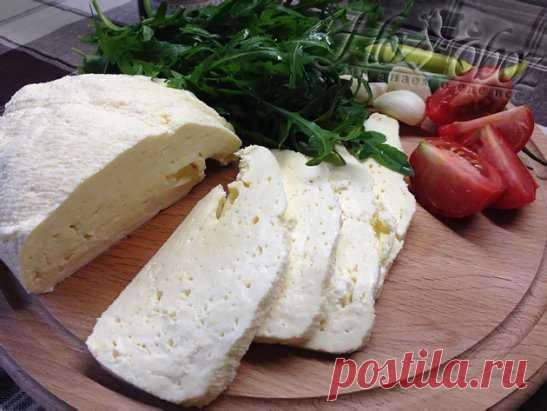 Домашняя брынза
Очень быстрый и легкий способ приготовления вкусной домашней брынзы.
Состав:
-молоко
-соль
-яйца
-сметана
-кефир
Закипятить 2 литра молока с 2 столовыми ложками соли. В молоко влить взбитые 6 яиц с 400 грамм сметаны, 200 гр. кефира. Не уменьшая огня варить минут 5, постоянно мешая венчиком. Доводим до кипения. Молоко сворачивается и отделяется сыворотка. Выливаем в дуршлаг на 4 слоя марли, даем стечь сыворотке, ставим под пресс на 2-3 часа. Выход примерно 1 кг. Чем жирнее смет