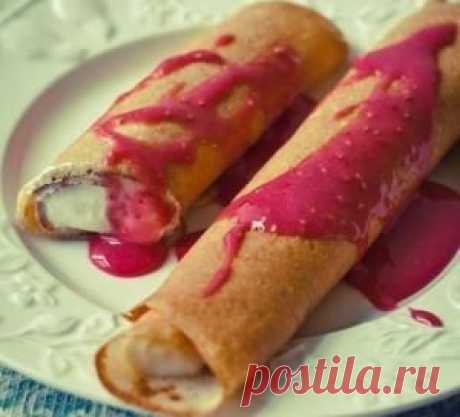 Блинчики с творожным кремом и малиновым соусом