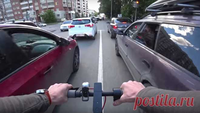 Самокатчика, который сбил с ног пенсионерку, будут судить в Петербурге. В Кронштадте мужчина сбил пенсионерку на электросамокате и скрылся с места авариии, его нашли и обвинили в причинении тяжкого вреда здоровья по неосторожности. Об этом сообщает 78.ru. Инцидент произошел еще 10 июня на Широкой улице. На ...