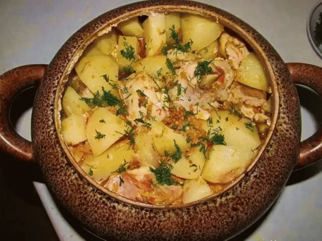 Мясо по-французски – это необыкновенно вкусное блюдо, любимое многими. Попробуйте приготовить его в горшочках – получится еще вкуснее и ароматнее, чем на противне! 
Предлагаю приготовить мясо по-французски нетрадиционным способом – запечь его в горшочках! Блюдо получается очень сочным, нежным и вкусным! Как приготовить мясо по-французски в горшочках? Делюсь рецептом! 
Ингредиенты: 
1. Свинина — 1 Килограмм 
2. Картофель — 4-5 Штук 
3. Лук репчатый — 2 Штуки 
4. Морковь — 2 Штуки 
5. Шампиньоны