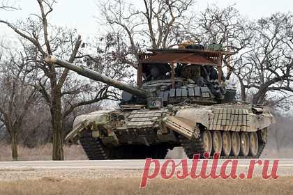 Стало известно о планируемых испытаниях российского ударного робота. Предварительные испытания первого опытного образца российского тяжелого ударного робота «Штурм», создаваемого на базе Т-72, начнутся в апреле. Как рассказал собеседник агентства, в ходе испытаний будет проведена стрельба по по испытательным мишеням, в том числе из 125-миллиметрового укороченного орудия.