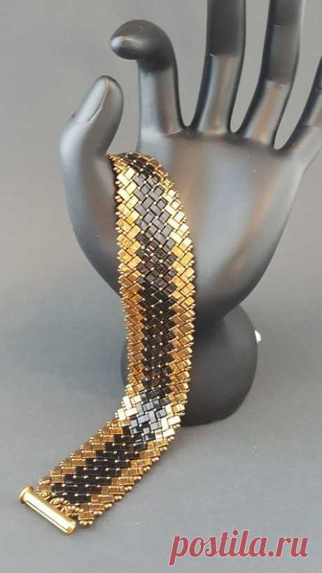 The type of personal adornment worn can reveal a lot about a person. In ancient times, jewelry consisted of feathers, shells, river stones or wood as well as leather and bones from animals. Since time immemorial man has always sought after elements that are rare, elegant and beautiful to articulate emotions or to expre