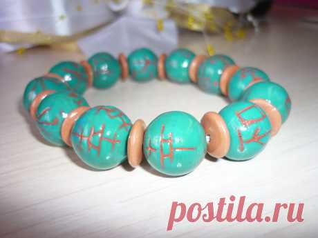 Браслетик из полимерной глины на удачу.На каждой бусине-иероглиф любви,счастья,удачи