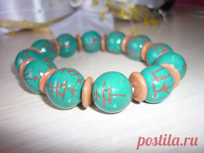 Браслетик из полимерной глины на удачу.На каждой бусине-иероглиф любви,счастья,удачи