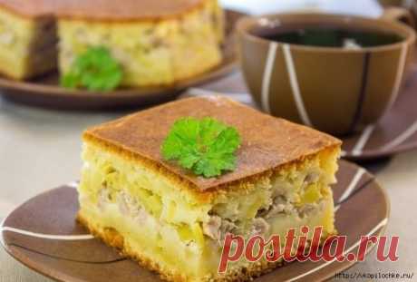 Быстрый картофельно - мясной пирог
Пирог получается сытный, нежный, ароматный. И очень вкусный!
Большой плюс в том, что готовится он быстро и легко.
С начинкой можно экспериментировать. Например, вместо картофеля и мяса можно использовать рыбу и рис (отваренный), печень и гречку и т.д.
Из указанного количества ингредиентов получается 9–12 порций.

Ингредиенты

Тесто:

250 г майонеза
250 г сметаны
3 яйца
300–350 г муки
2 ч.л. разрыхлителя (или 1 ч.л. соды)
соль

Начинка:

3...