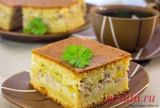 Быстрый картофельно - мясной пирог
Пирог получается сытный, нежный, ароматный. И очень вкусный!
Большой плюс в том, что готовится он быстро и легко.
С начинкой можно экспериментировать. Например, вместо картофеля и мяса можно использовать рыбу и рис (отваренный), печень и гречку и т.д.
Из указанного количества ингредиентов получается 9–12 порций.

Ингредиенты

Тесто:

250 г майонеза
250 г сметаны
3 яйца
300–350 г муки
2 ч.л. разрыхлителя (или 1 ч.л. соды)
соль

Начинка:

3...