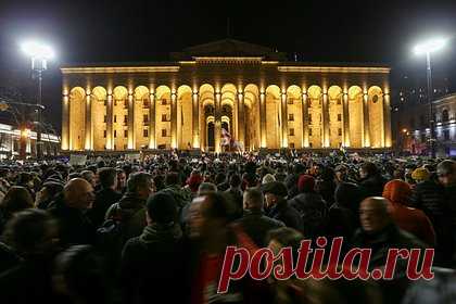 Протестующие в Грузии пообещали бороться за европейское будущее. Участники протестной акции, проходящей около здания парламента Грузии, пообещали бороться за европейское будущее государства. Об этом заявила член оппозиционной партии «Лело» Анна Нацвлишвили. «С этой минуты мы выполним наш план и пройдем тот путь, который выведет нас в Европу», — сказала она.