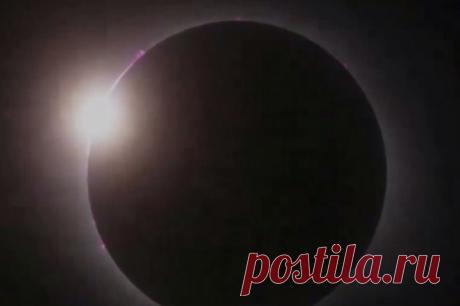 Полное солнечное затмение наблюдают в Северной и Южной Америке. Одними из первых уникальное космическое явление увидели в мексиканском городе Масалатлан.