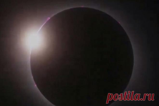 Полное солнечное затмение наблюдают в Северной и Южной Америке. Одними из первых уникальное космическое явление увидели в мексиканском городе Масалатлан.