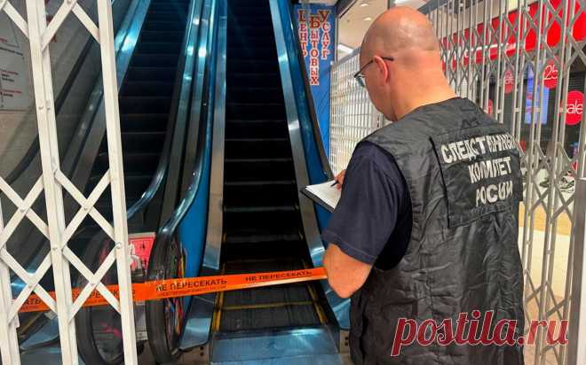 Ребенку оторвало руку на эскалаторе торгового центра в Екатеринбурге. СК РФ по Свердловской области возбудил уголовное дело по факту травмирования ребенка в торговом центре Екатеринбурга, сообщили РБК в пресс-службе ведомства.