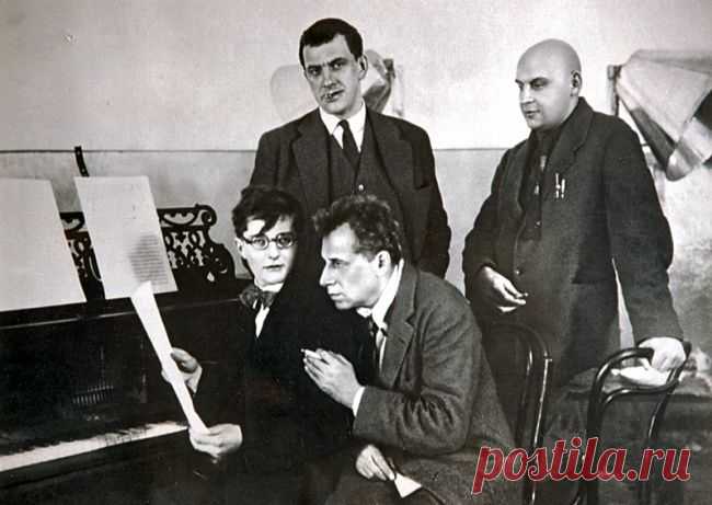 Дмитрий Шостакович, Всеволод Мейерхольд, Владимир Маяковский, Александр Родченко, февраль 1929 года. Источник: http://www.adme.ru/tvorchestvo-fotografy/30-snimkov-znamenityh-rossiyan-kakimi-vy-ih-tochno-ne-videli-783810/ © AdMe.ru| 30 снимков знаменитых россиян, какими вы их точно не видели