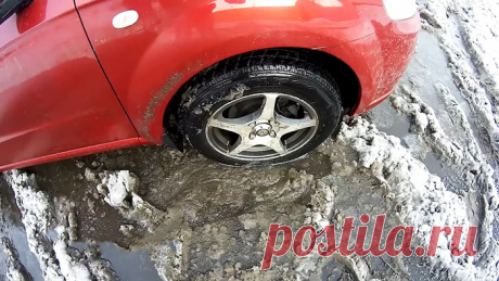 10 зимних лайфхаков для автомобилиста Вождение автомобиля в зимнее время осложняется наличием снега и морозов. Чтобы уменьшить опасность езды в это время года и обеспечить сохранность машины, необходимо следовать советам бывалых водителей. Удаляйте снег из ниш колес с вечера При езде по мокрому снегу он набивается в колесную нишу,