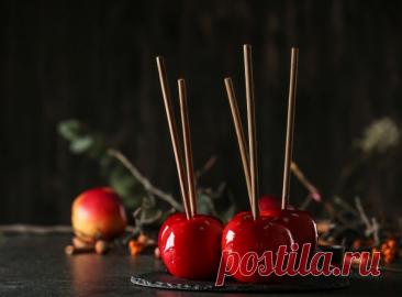 Карамельные яблоки на палочке Красивые карамельные яблоки готовятся всего за полчаса. Для новогоднего настроения - то, что надо!Перед приготовлением яблоки надо обдать кипятком, можно даже подержать их в нем, буквально пару секунд. Это нужно, чтобы растопить и смыть воск, которым покрыты большинство продающихся яблок....