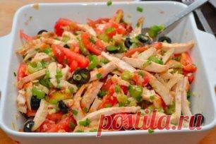 Салат из курицы
Ингредиенты:
Куриная грудка 2 шт;
Помидор 2 шт;
Черные оливки (б/к) 80 г;
Сельдерей 3 стебля;
Зелёный лук опционально;
Малиновый уксус 1 ст.л.;
Оливковое масло 3 ст.л.;
Чеснок 1 зубчик;
Соль по вкусу;
Перец по вкусу;
Приготовление:
1.Время приготовления - 15 минут
2.Нарежьте куриную грудку полосочками.
3.Нарежьте лук, сельдерей, помидоры и оливки. Перемелите орехи.
4.Приготовление заправки:
Смешайте уксус, масло, соль, перец, выдавите чеснок (по желанию).
5.Заправьте салат за