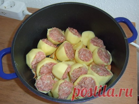 Фаршированный картофель в духовке. 5 способов Блюда из картофеля просто не могут надоесть, ведь есть множество вариантов их приготовления. Мы подготовили для вас лучшие рецепты фаршированной картошки.

Картошка, фаршированная мясом...