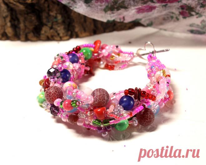 Яркий, необычный браслет ручной работы.
Украшение в стиле "фриформ", выполнено из чешского бисера, натуральных камней и их имитаций.
В работе использованы камни разных цветов, но основной цвет - розовый.