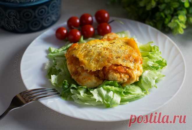 Курица пармезан - рецепт с пошаговыми фото | ne-dieta Курица пармезан - это необычайно вкусное американское кушанье итальянского происхождения. В этом рецепте куриное филе запекается под томатным соусом и с сырной корочкой из моцареллы и пармезана.