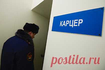 Рецидивисту добавили срок за нападение на начальника российской колонии. Камышинский городской суд приговорил к 3,5 года лишения свободы заключенного Ш. за нападение на начальника исправительной колонии. Ему объявили о водворении в карцер на 15 суток за нарушение правил внутреннего распорядка колонии. Услышав наказание, он разозлился и попытался пнуть начальника учреждения.