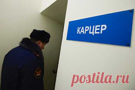 Рецидивисту добавили срок за нападение на начальника российской колонии. Камышинский городской суд приговорил к 3,5 года лишения свободы заключенного Ш. за нападение на начальника исправительной колонии. Ему объявили о водворении в карцер на 15 суток за нарушение правил внутреннего распорядка колонии. Услышав наказание, он разозлился и попытался пнуть начальника учреждения.