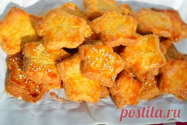 Песочное печенье

Время приготовления: 40 минут

Ингредиенты:

Масло сливочное — 200 г
Мука пшеничная — 300 г
Сахар — 100 г
Яичный желток — 3 шт. 
Соль — 1 щепотка
Кунжут (семена) для посыпки

Приготовление:

1. Подготовьте ингредиенты.
2. Просейте муку и соль в миску, добавьте туда масло и сахар. Быстро смешайте руками.
3. Должны получиться вот такие крошки.
4. Добавьте желтки и смешайте окончательно. Сверните получившееся тесто в шар, заверните его в пищевую пленку и отп...