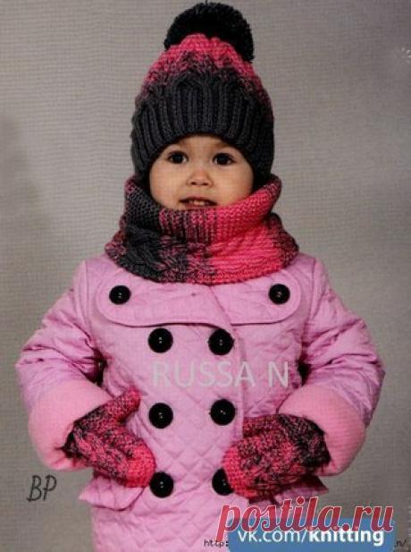 Детский комплект спицами - двойная шапочка , снуд и варежки .