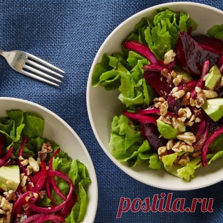 На праздничном пасхальном столе всё должно быть вкусным, сытным и ярким. К традиционным пасхальным куличам и крашенным яичкам предлагаем добавить полезный и красочный салат с авока...